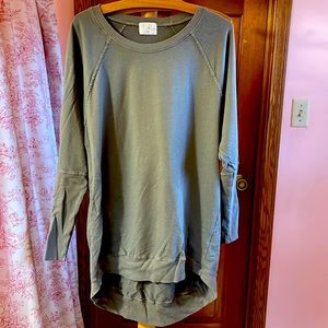 EUC Anthropologie t.la size Medium sweatshirt
